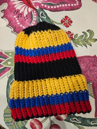 Gorro tejido a mano multicolor de la bandera de co