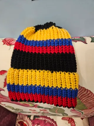 Gorro tejido a mano multicolor de la bandera de co