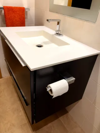 Mueble de baño y lavabo negro/blanco