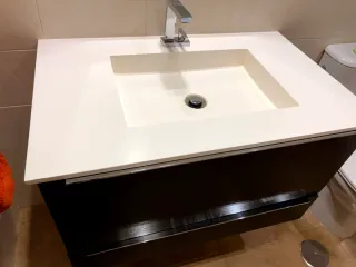 Mueble de baño y lavabo negro/blanco