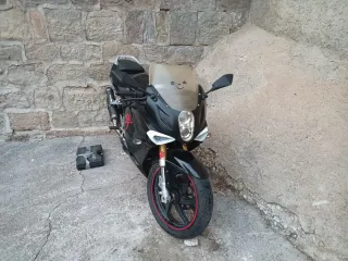 Hyosung GT 125R Negra Leer con atención.