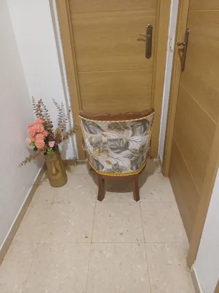 Sillón tapizado floral madera