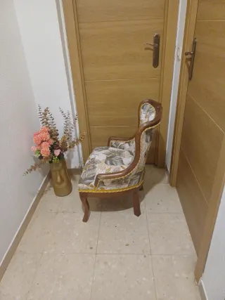 Sillón tapizado floral madera