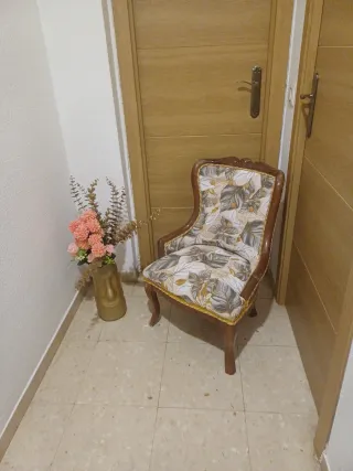 Sillón tapizado floral madera