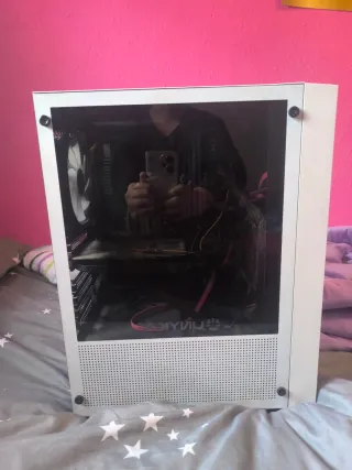 PC Gaming sobremesa blanco y negro