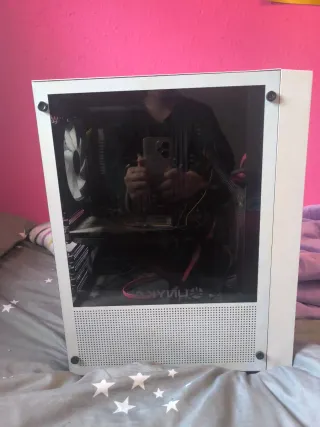 PC Gaming sobremesa blanco y negro