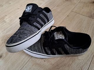 Zapatillas Adidas grises y negras