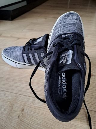 Zapatillas Adidas grises y negras