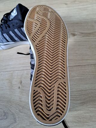 Zapatillas Adidas grises y negras