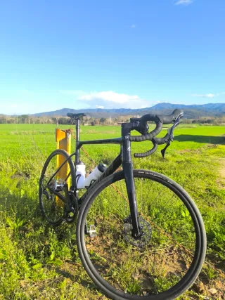 Bicicleta de carretera prácticamente nueva