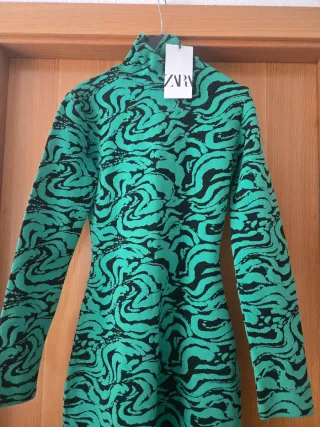 Mono Zara verde y negro estampado