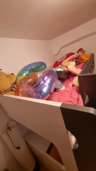 Dormitorio infantil con litera.