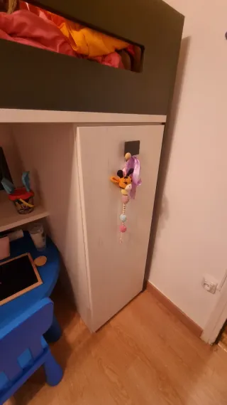 Dormitorio infantil con litera.