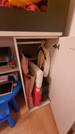 Dormitorio infantil con litera.