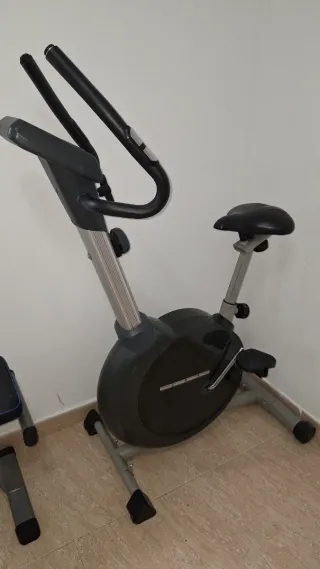 Banco de pesas y mancuernas para gimnasio