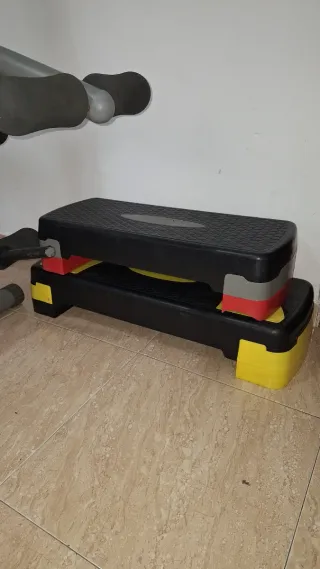 Banco de pesas y mancuernas para gimnasio