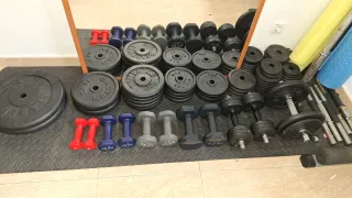 Banco de pesas y mancuernas para gimnasio