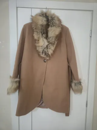 Cappotto con pelliccia beige e marrone