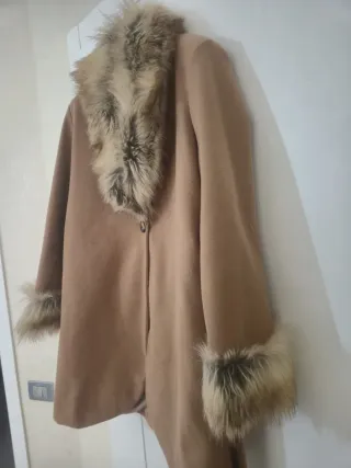 Cappotto con pelliccia beige e marrone