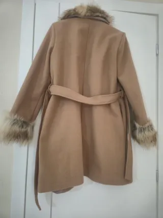 Cappotto con pelliccia beige e marrone