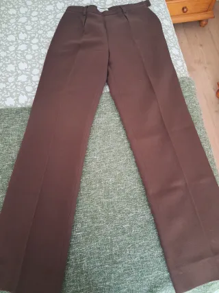 Pantalón pinzas marrón mujer