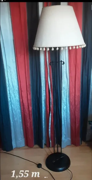 Lámpara de pie beige y negra