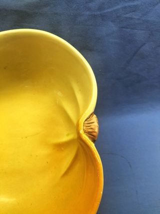 Fruteira ou centro de mesa em faiança amarela