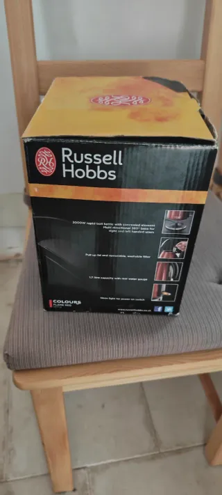 Hervidor Russell Hobbs rojo nuevo sin estrenar