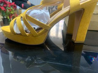 Zapatos de tacón amarillos mostaza  talla 40