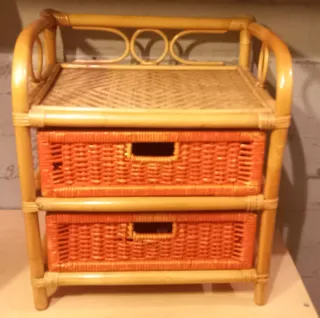 Mobiletto in vimini con cassetti