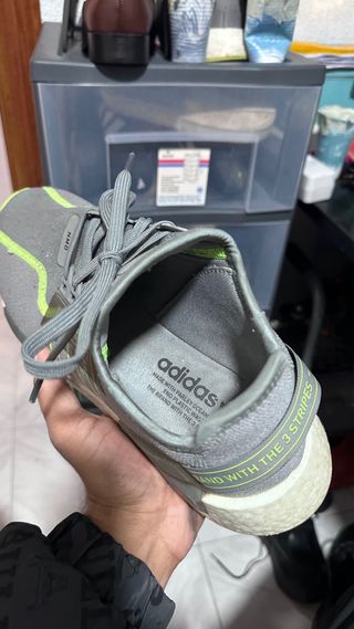 Adidas NMD gris con detalles verde neón