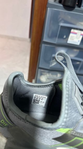 Adidas NMD gris con detalles verde neón