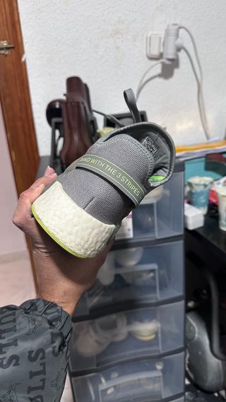 Adidas NMD gris con detalles verde neón