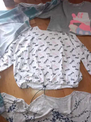 Conjunto de 5 camisetas y sudaderas