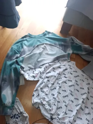 Conjunto de 5 camisetas y sudaderas