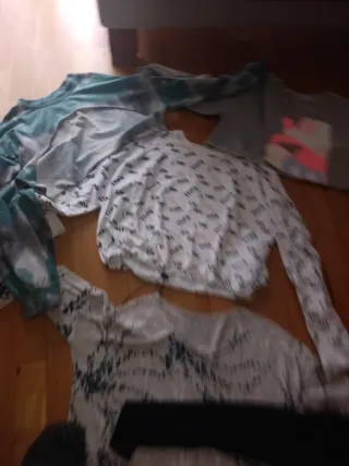 Conjunto de 5 camisetas y sudaderas