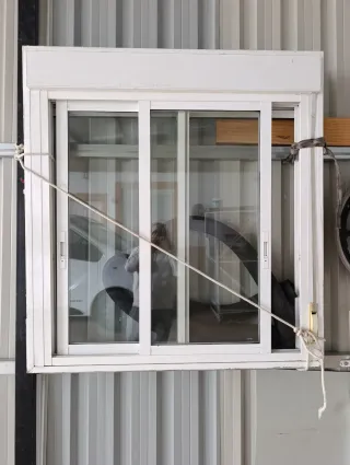 Ventana aluminio con persiana con reja