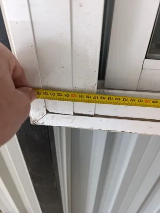 Ventana aluminio con persiana con reja