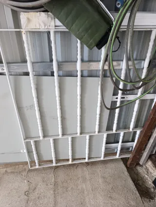 Ventana aluminio con persiana con reja