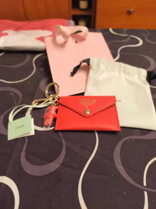 Carterita llavero Tous roja y dorada