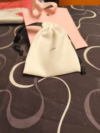 Carterita llavero Tous roja y dorada