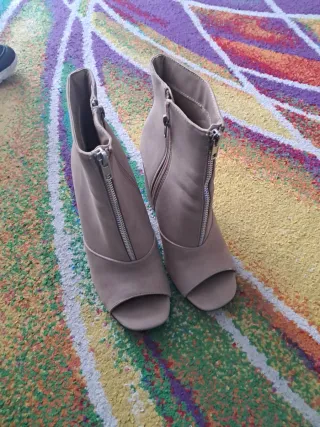 Botines abiertos beige con cremallera