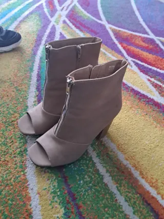 Botines abiertos beige con cremallera