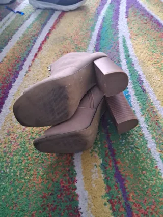 Botines abiertos beige con cremallera