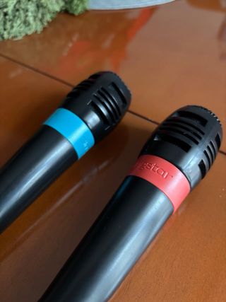 Micrófonos y videojuego Singstar Pop PS2