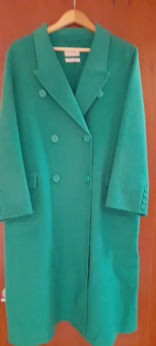 Abrigo verde de paño de mujer seminuevo sin uso.