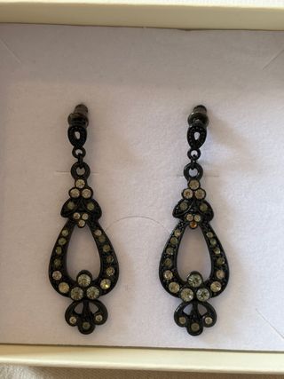 Pendientes largos negros con pedrería