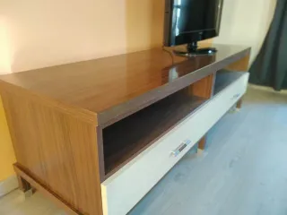 Mueble bajo TV salón madera
