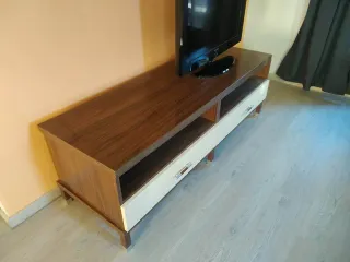 Mueble bajo TV salón madera
