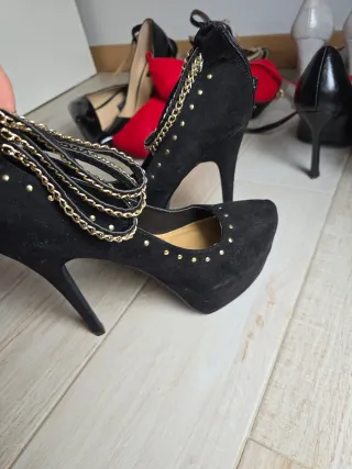 Zapatos de tacón negros con cadena dorada